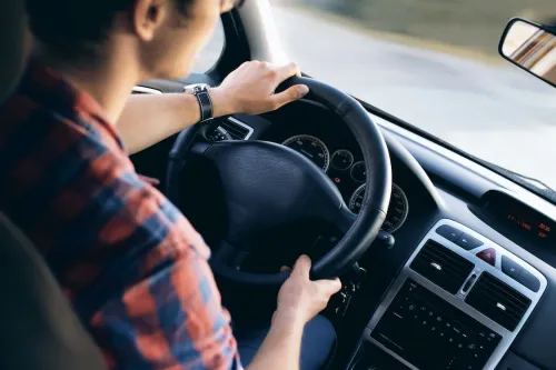 Passage du permis de conduire à 17 ans : bonne ou mauvaise idée ?