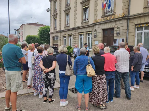 Des rassemblements en soutien au maire de L'Haÿ-les-Roses...