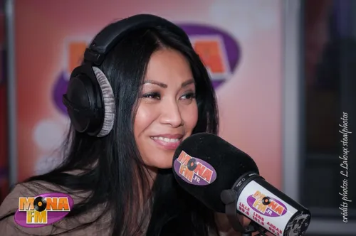 Anggun dans les studios de Mona FM