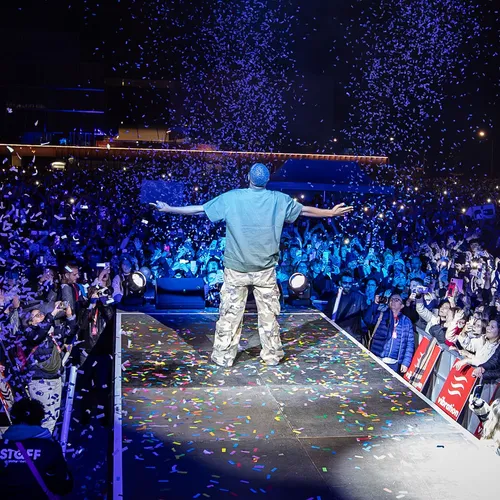 Gims sur la scène du Tour Vibration 2025 au Mans