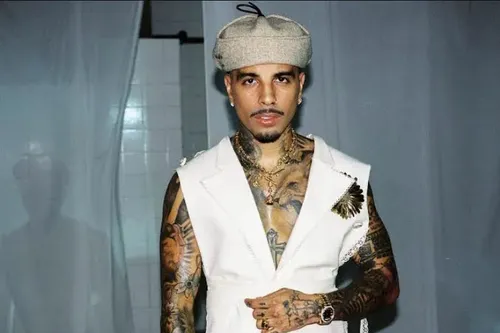 "Besito en el frente" le nouveau clip original de Rauw Alejandro. 