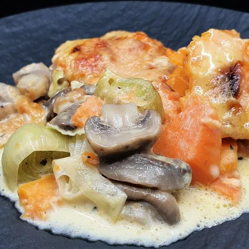 Gratin de patates douces, champignons et poireaux
